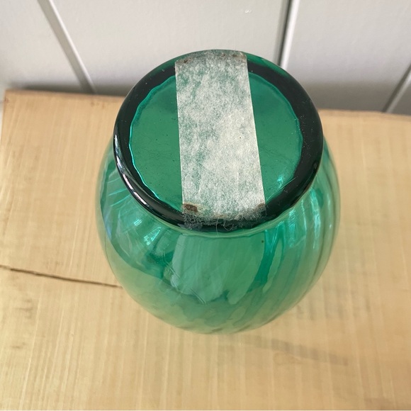 $20 SALE Green Swirled Glass Vase Accent 6” Tall Vintage Centerpiece Classic - Picture 3 of 4